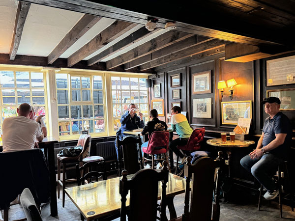 Theo khách Việt khám phá chốn yêu thích của những 'ông hoàng bà chúa' ở London
