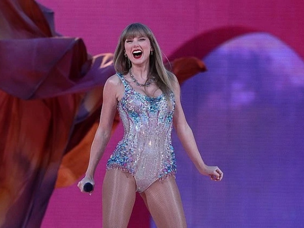 Người hâm mộ giận dữ phá hàng rào tại show Taylor Swift