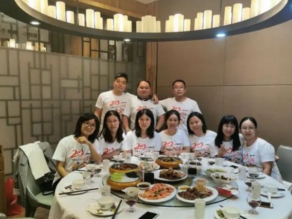 Vì sao nhiều người không thích đi họp lớp, có người gặp bạn học cũ xong thì kiên quyết cắt liên lạc: Sau buổi gặp dịp 10 năm ra trường tôi đã hiểu tất cả
