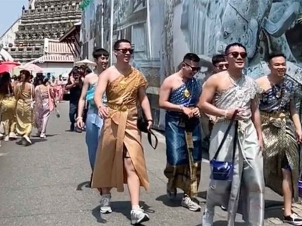 Rộ trào lưu khách nam mặc váy đi chùa Thái Lan