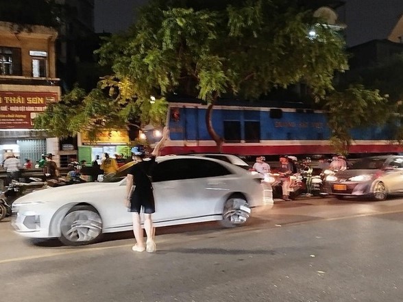 Hà Nội: Cố vượt qua lối đi tự mở, nam thanh niên bị tàu hỏa tông nguy kịch
