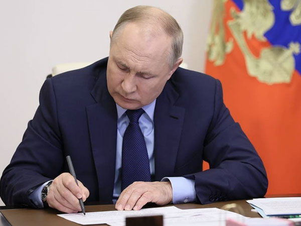 28 nước trút đòn vào Nga, Đức ‘phất cờ đầu tiên' vì Ukraine: TT Putin ký lệnh đáp trả, đòn giáng sẵn sàng