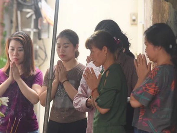 Nhiều người đến khu nhà trọ bị cháy ở Hà Nội thắp hương cho các nạn nhân xấu số