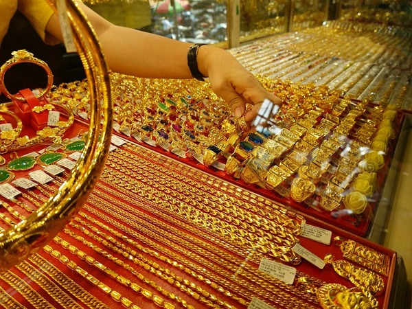 Giá vàng nữ trang 18k, 14k, 10k đắt thêm bao nhiêu trong 1 năm qua?