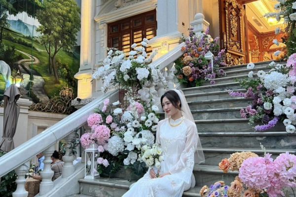 Cô dâu xinh nhất làng bóng chuyền khoe dáng trước căn biệt thự nguy nga như cung điện nhà chồng