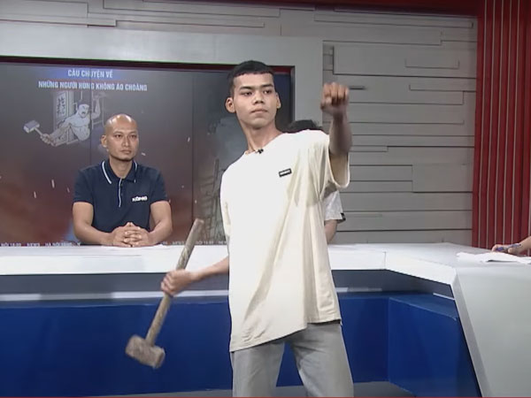 'Người hùng' tái hiện lại cảnh phá tường cứu người trong vụ cháy ở Trung Kính: 'Hôm đó em cầm cây búa không thấy nặng như hôm nay'