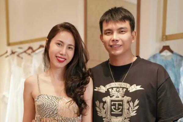 Thuỷ Tiên đeo nhẫn kim cương, lộ diện giữa ồn ào đối chất với Khánh Thi vụ ca sĩ Vbiz nợ 80 triệu