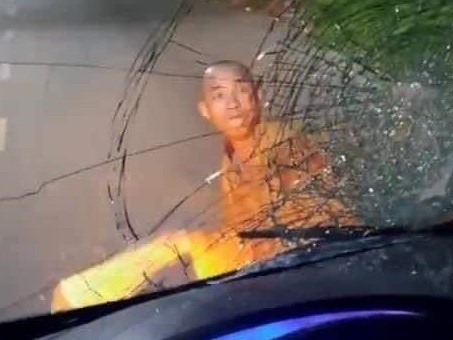 Thông tin bất ngờ về người đàn ông mặc áo quần giống nhà sư, hành động bất thường
