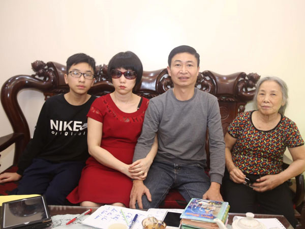 Vợ bị u não, chồng ở rể một tay quán xuyến việc nhà, hiếu kính mẹ vợ hết mình