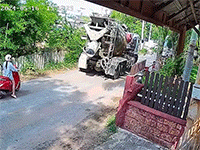Đứng vào điểm mù, người phụ nữ suýt bị xe bồn lùi trúng