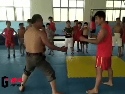 Võ sư Trung Quốc bị đá gục sau 3 giây, suýt mất mạng vì trót dại thách đấu võ sĩ tán thủ