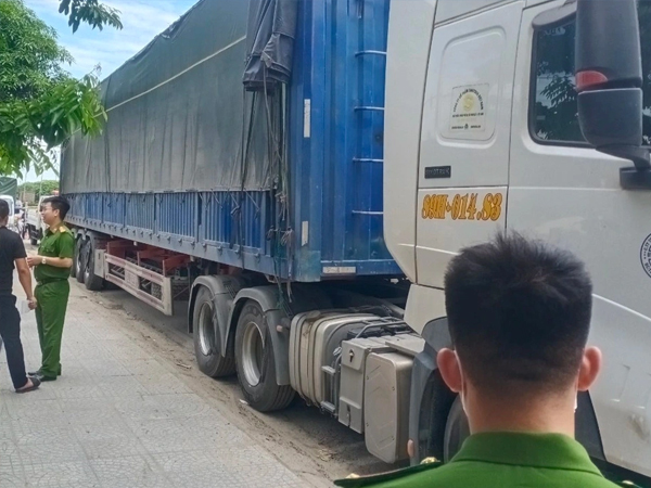 Tài xế xe container tử vong trong cabin