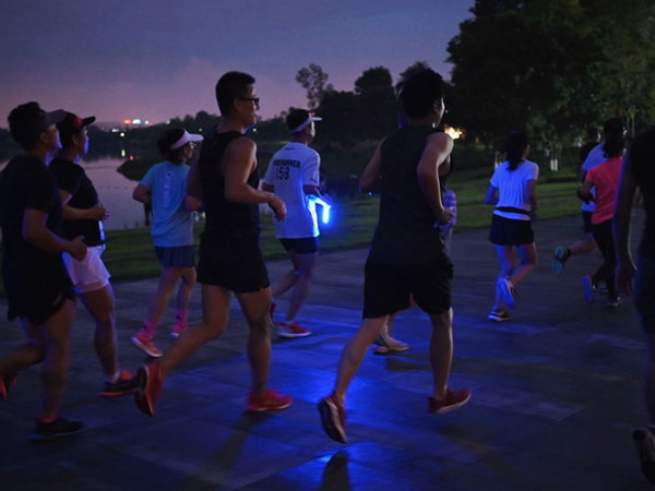 Không hoàn thành chỉ tiêu kinh doanh, nhân viên bị 'sếp' bắt leo bộ 84 tầng, chạy 10km giữa đêm
