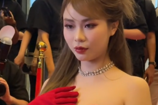 MisThy xinh đẹp trên thảm đỏ, nhan sắc 'đốn tim' fan bất chấp cam thường