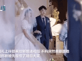 Phù rể đột nhiên quỳ xuống cầu hôn cô dâu giữa đám cưới khiến chú rể tái mặt: Camera ghi lại cảnh ngỡ ngàng