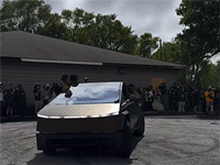 Biểu diễn drift xe giữa đám đông, tài xế Tesla suýt khiến nhiều người gặp tai nạn