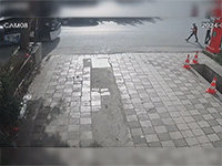 'Dán mắt' vào màn hình điện thoại, người đàn ông húc luôn vào đầu xe buýt trên đường