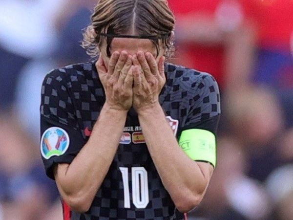 Khoảnh khắc Euro: Modric 2 lần ôm mặt khóc vì những hiệp phụ đầy nghiệt ngã