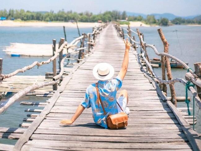 Cây cầu gỗ vượt sông dài nhất Việt Nam: Trải nghiệm thót tim đi mãi chẳng thấy bờ, nhưng đẹp và ngoạn mục hết sức!