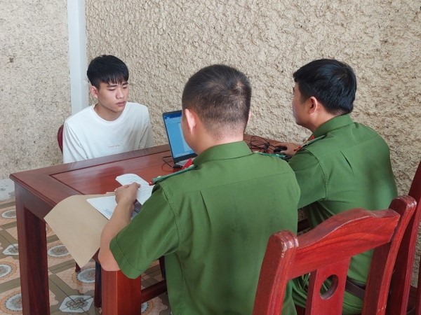 Dùng dao khống chế 2 nữ nhân viên cửa hàng điện thoại rồi cướp tài sản