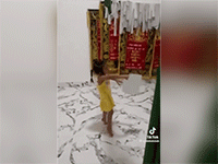 Nghẹn ngào hình ảnh bé gái tíu tít khoe giấy khen trước bàn thờ người mẹ đã khuất, vẫn nghĩ mẹ đi nước ngoài chưa về
