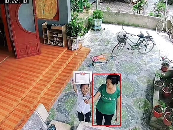 Clip 30 giây được hàng triệu người yêu thích và chia sẻ trên mọi nền tảng: 'Bố ơi, nay con có giấy khen này'