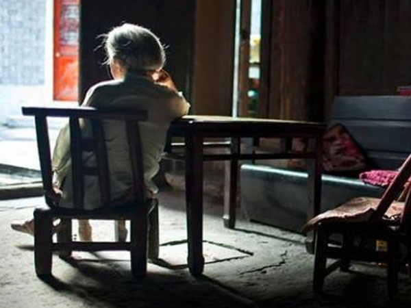 Con trai đi làm 6 năm gửi 5,2 tỷ nhờ mẹ cất két nhưng bị mất: Kiểm tra camera thì 'câm nín' hoàn toàn