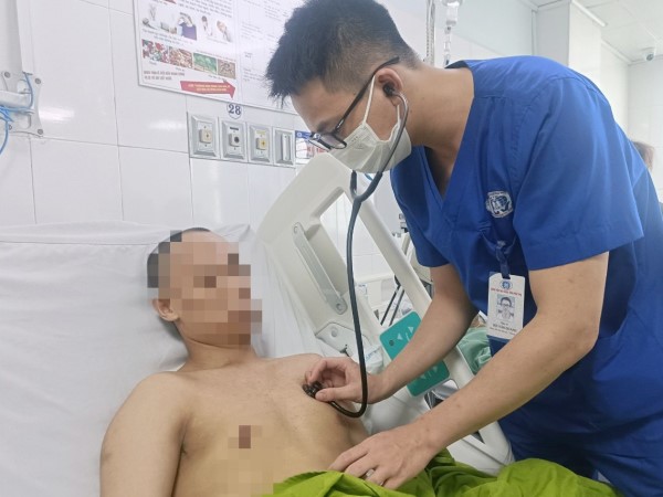Nam thanh niên nguy kịch sau 2 giờ đi xe máy từ Hà Nội về quê giữa trời nắng