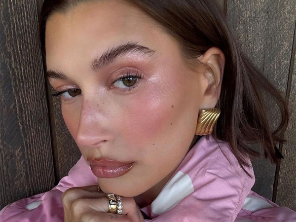 6 phong cách trang điểm ấn tượng của Hailey Bieber