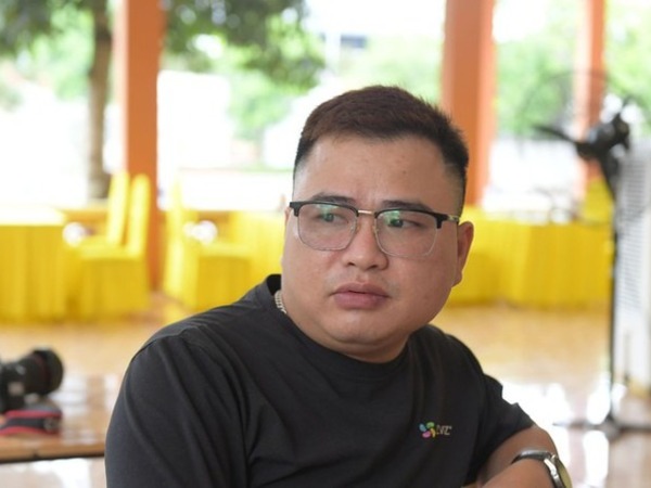 Người đàn ông kể lại giây phút phá cửa để cô giáo bế bé trai 5 tuổi ra khỏi xe đưa đón