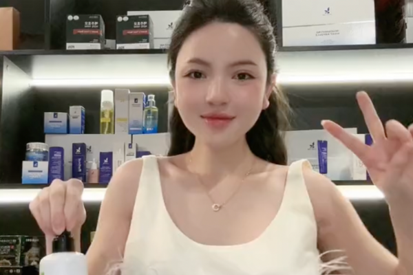 Gần sinh Chu Thanh Huyền bất ngờ nhập viện, vẫn livestream từ giường bệnh giữa lúc Quang Hải vắng nhà