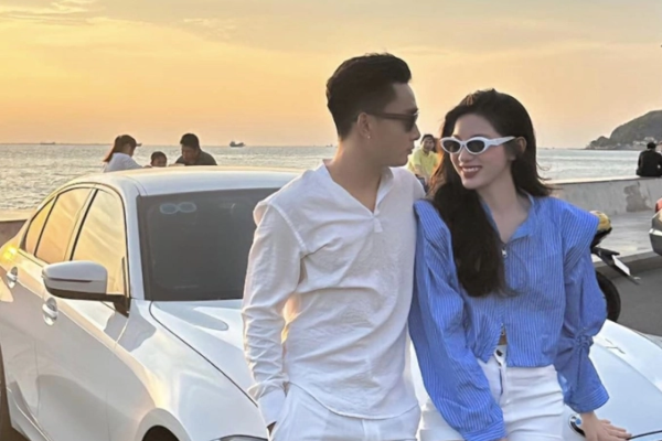 Tóm dính tiền đạo nổi tiếng hẹn hò với hotgirl chân dài, lái xe bạc tỉ chở nàng đi chơi