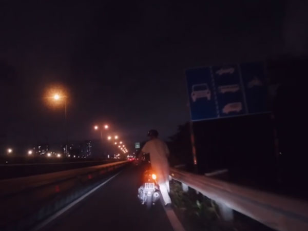 Xe bị hết xăng và phải dắt bộ, anh Tây được nam shipper tặng chai xăng, cách hành xử sau đó khiến CĐM bất ngờ