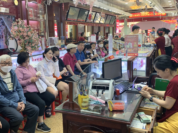 Giá vàng rơi tự do, tiệm chỉ bán 30 phút: Người mua chen chân chờ đến lượt