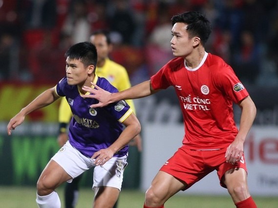 'Cầu thủ Việt Nam xuất ngoại thì lương cao nhưng không có khoản phụ, chưa kể có thể mất suất lên ĐTQG'