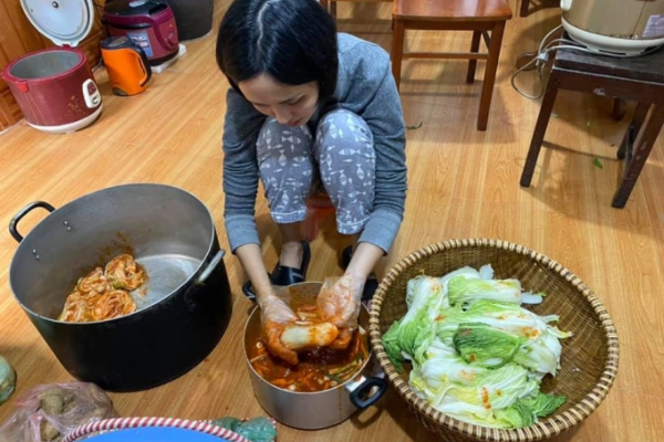 Bị hội 'mẹ chồng online' nói trọng ngoại hơn nội, ái nữ cựu Chủ tịch CLB Sài Gòn xả vai tiểu thư, hào hứng đưa con về thăm quê chồng