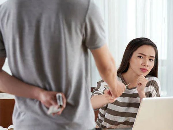 Vợ giữ tiền chồng có phải là bạo lực gia đình?