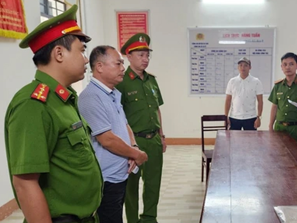 Bắt một 'đại gia' gỗ