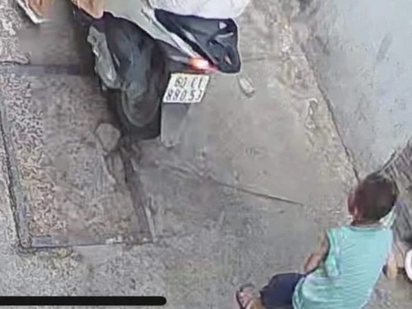 Clip: Bé trai 7 tuổi khóc thét khi bị đôi nam nữ giật điện thoại