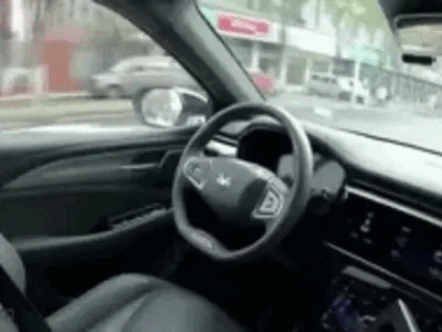 Đi taxi không người lái, hành khách Trung Quốc thót tim vì sự cố giữa đường: Video hiện trường gây chú ý!
