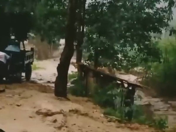 Mưa lũ cuốn trôi 2 cháu nhỏ, nhiều công trình bị hư hại