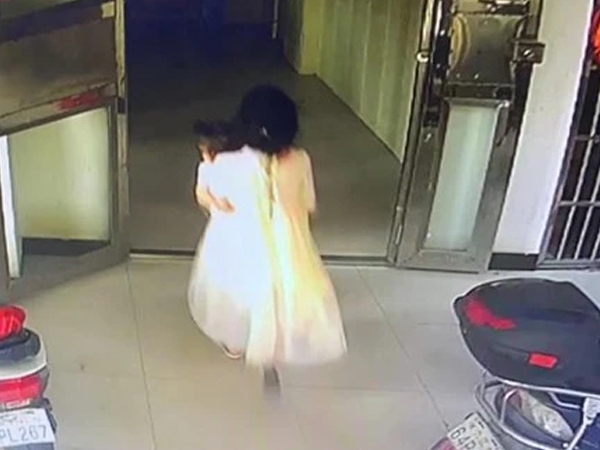 Bé gái 13 tuổi đẩy em nhỏ 2 tuổi từ tầng 17, camera ghi lại cảnh tượng cuối cùng đầy ám ảnh