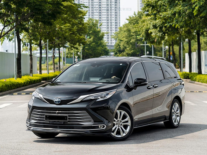 Toyota Sienna chạy chán 3 năm, rao bán tới 3,9 tỷ ở Hà Nội