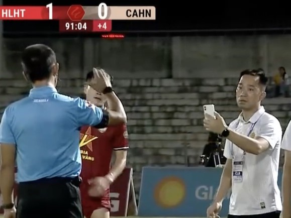 CLB Công an Hà Nội đối mặt án phạt khi cầu thủ quây trọng tài, phó đoàn có hành động lạ