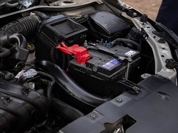 Đây là lý do ô tô chạy xăng dầu chưa dùng pin lithium-ion thay cho ắc quy