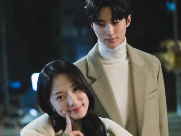 Đạo diễn Cõng Anh Mà Chạy tự khui: 'Byeon Woo Seok và Kim Hye Yoon đang hẹn hò thật mà tôi không biết cũng nên'