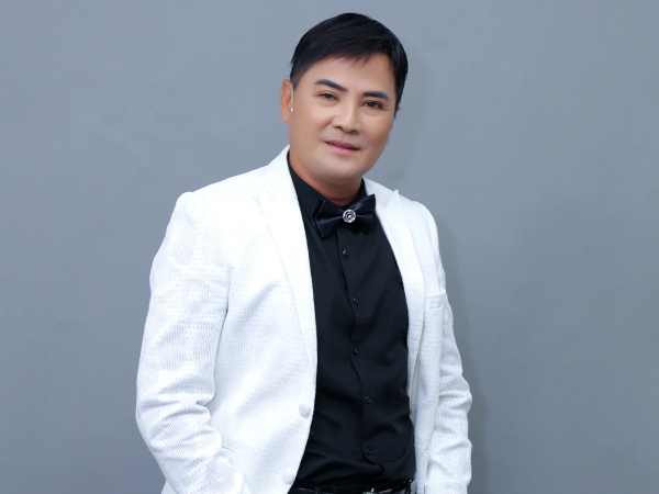 Ca sĩ Chế Thanh: 'Bà xã hứng thú khi tiếp xúc với những cô bồ của tôi'