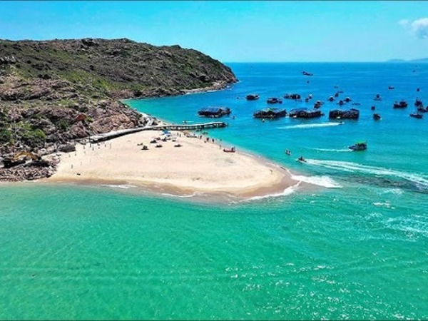 Có một hòn đảo hoang sơ cách thành phố chưa tới 20km, du khách nhận xét: 'Nước trong nhìn thấy tận đáy'