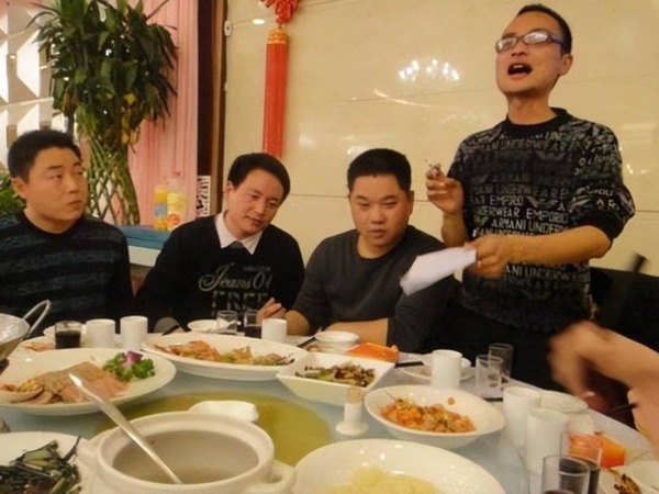 Buổi họp sau 20 năm, lớp trưởng liên tục khoe giàu, nhưng đến lúc thanh toán tiền ăn 20 triệu thì viện đủ lý do để về trước