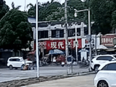 Clip: Khoảnh khắc ngôi nhà bất ngờ đổ sập khiến nhiều người bị mắc kẹt